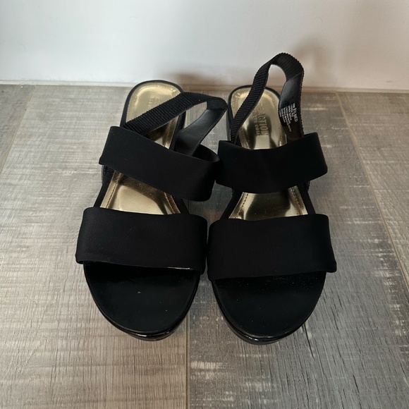 Kenneth Cole Shoes - Kenneth Cole Reaction Women’s Shoes - Size 9.5 Black and Gold Minimalist